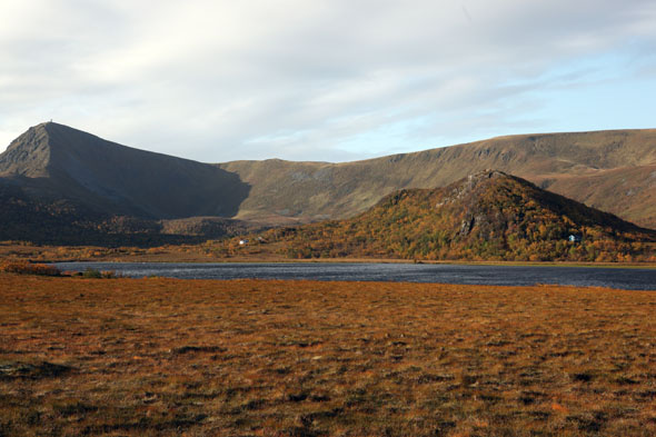 Trolltind, Æråsen og Nedre Æråsvannet
