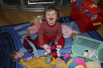 Elena på leketeppet