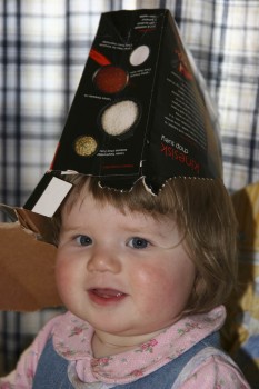 Elena med kinesisk hatt