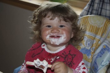 Elena spiste is på egen hånd i dag - 24.7 2008