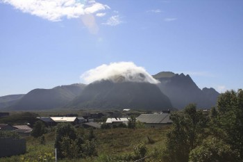 Anhuet innhylla i tåke på toppen...