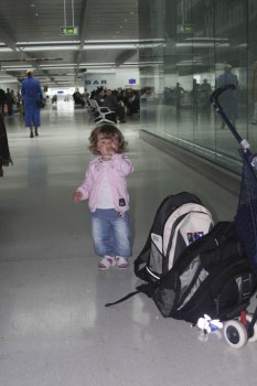 Elena på gate D64, Dublin Airport