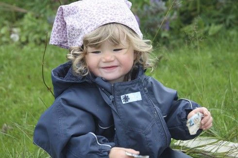 Ei fornøyd Elena i sandkassen på Dverberg i dag