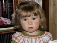 Elena ser betenkt ut…