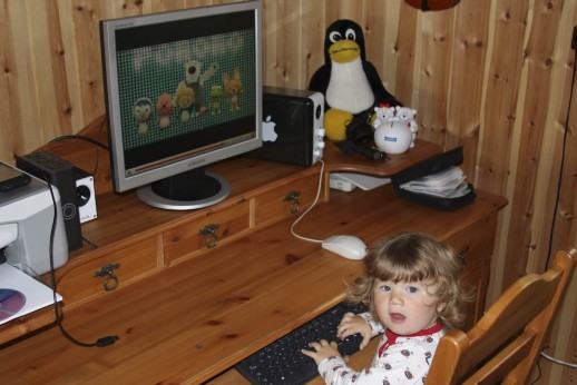 Elena - nu med egen PC i stua...