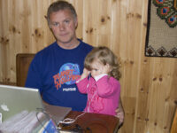 Elena hører på musikk…