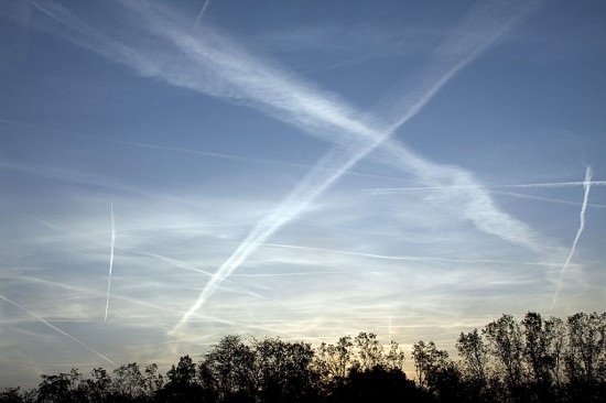 Sikk-sakk på himmelen over Frankfurt i dag