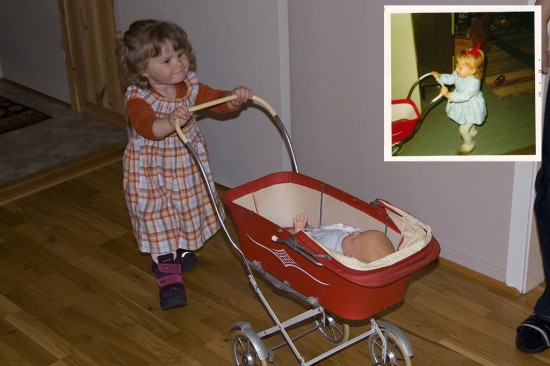 Elena med mamma si gamle dukkevogn (mamma innfelt)