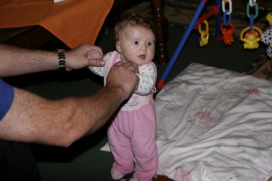 21.7 2007: Elena står for første gang - 4 mnd. gammel!