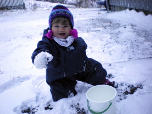 Elena leke i snyen for første gang - 12.11.2008