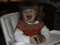 Ho Elena tar laus på Rubiks kube…