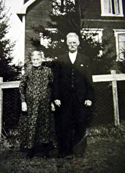 annanias-og-henriche-olsen-norvik-tippoldeforeldra-via-bestemor1 Kolbjørns tippoldeføreldra, Annanias og Henrikke fra Lenvik på 1880-tallet.