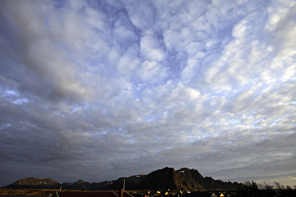 23.5 2009: Midnattsola skinn på fjellan