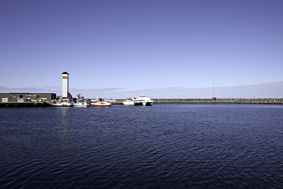 24.5 2009: Den nye kvalsafaribåten tell høyre (katamaran)