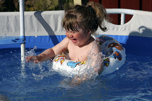 29.6 2009: I Tidaholm, og ho Elena i full bading.