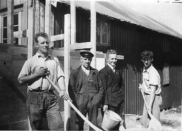 26.6.2009: Bilde fra 30-tallet av Kolbjørns bestefar Kåre (til venstre)