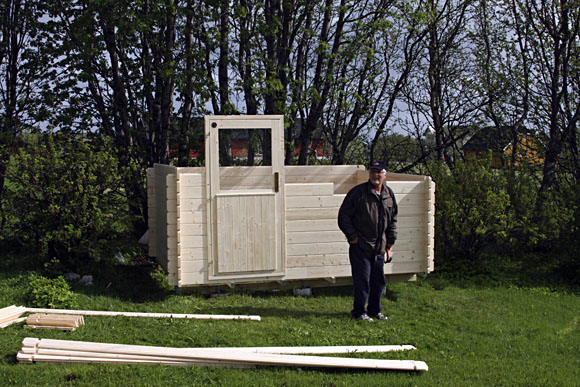 1.6 2009: Vel halvtimen, og halve hytta e oppe!