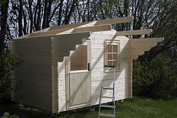 1.6 2009: Etter enda en halvtime - takbjelkan på plass