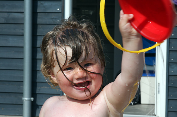 4.7 2009: Ho "Ella" i action i lekebassenget her i Marielyst