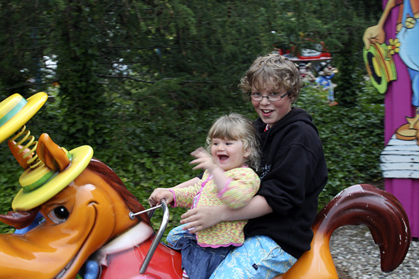 5.7 2009: Han Fredrik og ho Ella tell hest!