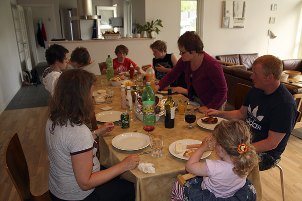 5.7 2009: Grillmaten inntaes med stor appetitt