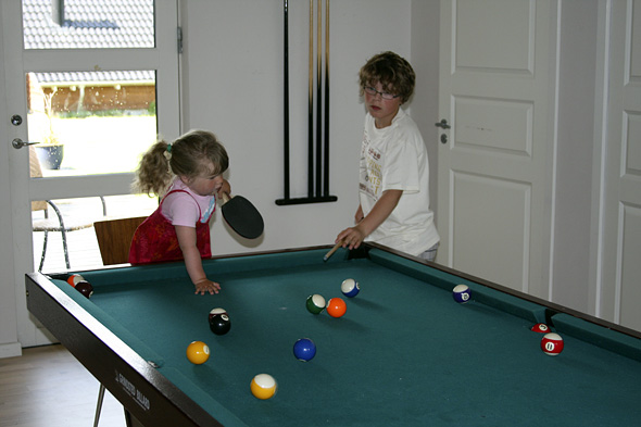 9.7 2009: Elena og Fredrik spelle ping-pong biljard