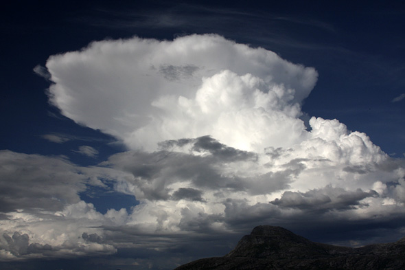 13.7 2009: Gigantiske skya bygde sæ opp mens vi venta på ferga i kveld