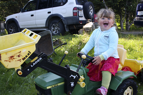 19.7 2009: Ho "Ella" på traktorn