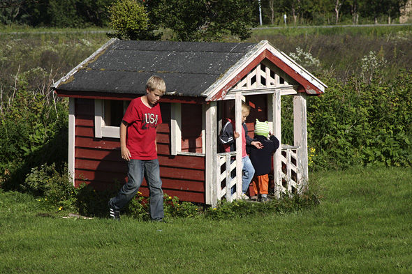 9.7 2009: Daniel, Victoria og Elena i dukkehuset