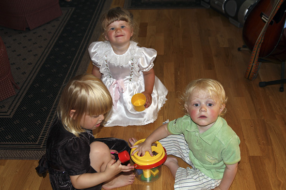 26.7 2009: Ho Elena, ho Dorthea og han Håkon leke