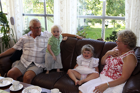 26.7 2009: Han Håkon og ho Elena sammen med ho mor og han far