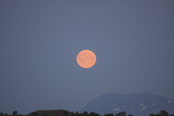 5.8 2009: Fullmånen over Bjarkøya og Grytøya
