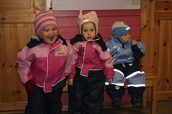 19.8 2009: Påkledd før utetur, og bra vill