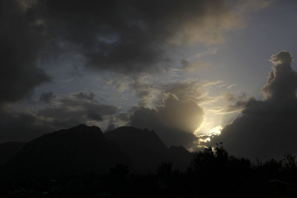 26.9 2009: Høge stormskya skygge før sola i ettermiddag