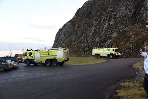 Brannbilan fra flystasjonen i full fart etter få minutt