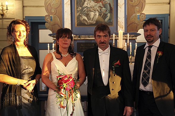 Brudeparet flankert av sine førlovera