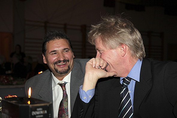 Han Sasa og han Kjell-Gunnar (Harriet sin mann) i ivrig samtale