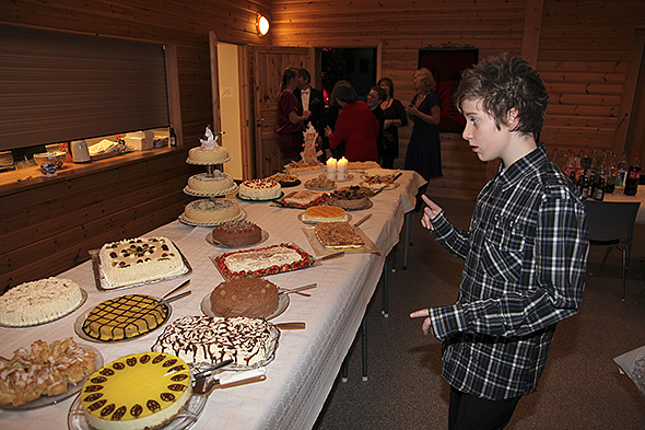 Stian beundre kakabordet med 23 kake!
