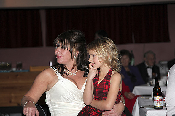 Brura og ho Lilli (Lisa si søster) beundre acapella-sangen fra ho Lisa