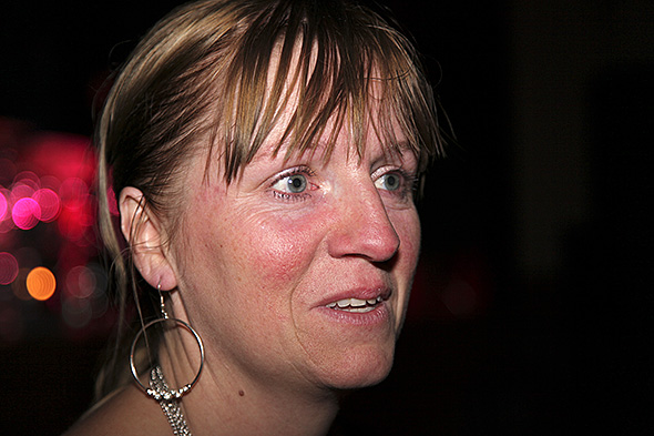 Ho Tove i engasjert stil. Fremdeles rød i auan etter tårevåte middagstala