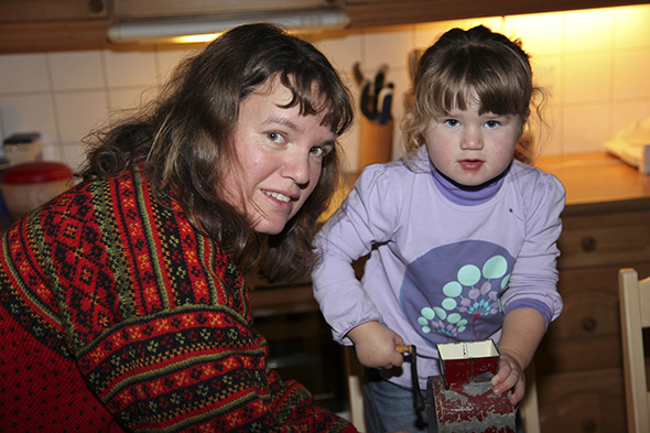 Ho Elena kverne ettermiddagskaffen i lag med ho mamma