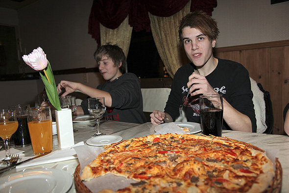 Truls og Stian i action med pizzaen