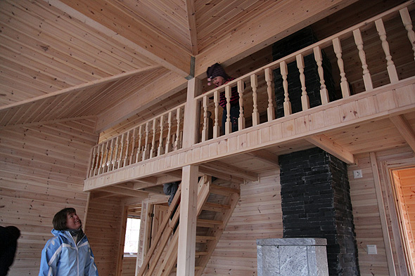 Ho Elena kosa sæ på hemsen