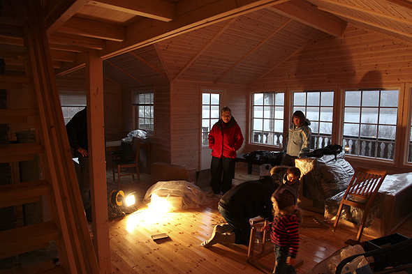 Montering av spisestola ved Øystein, Kirsti og Elena