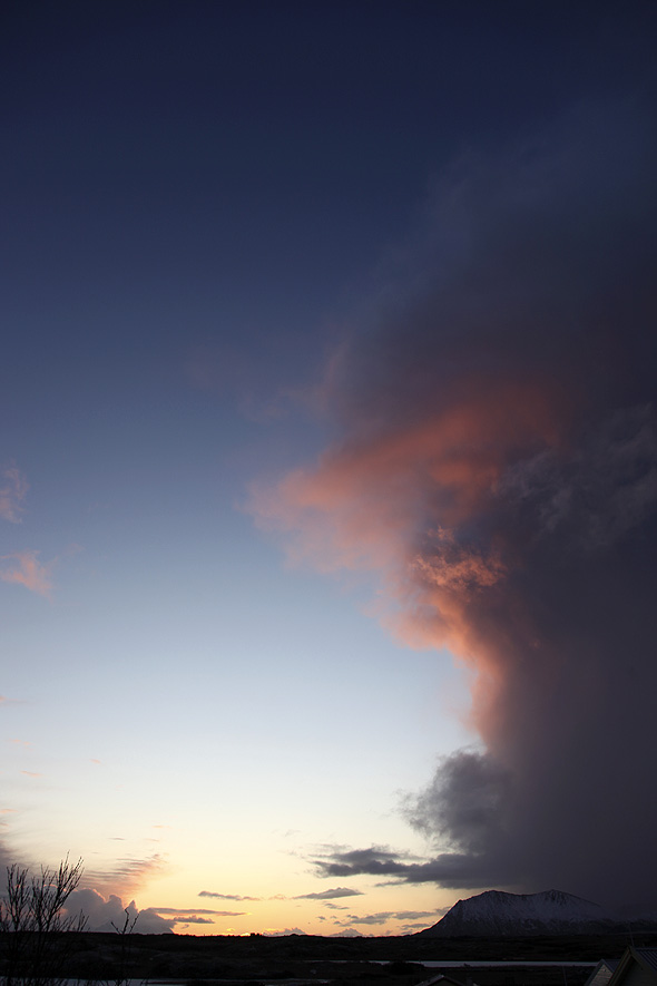 Dagen starta med flotte bygeskya som viste lyset fra ei sol som ikkje lengre kommer opp før i januar 2010.