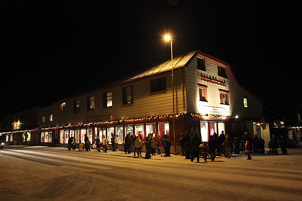 Folk samla sæ i området rundt Folkets hus