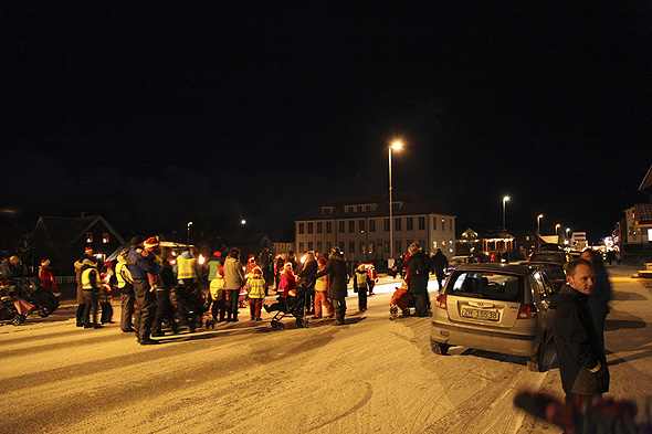 Snart i gang med fakketoget. Gammelskolen i bakgrunnen