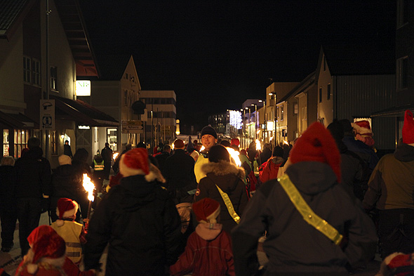 Fakkeltoget rusle ned mot sentrum og den nye miljøgata