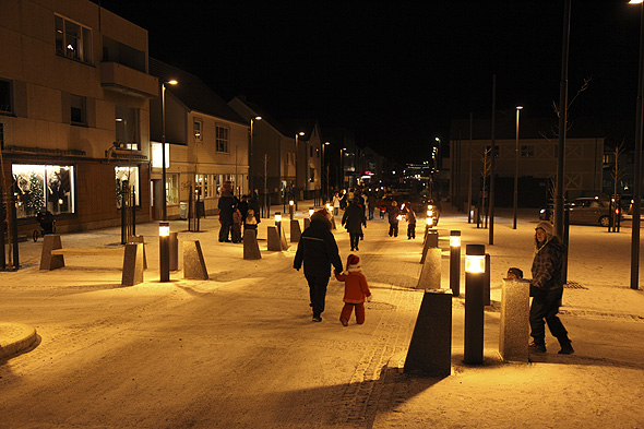 Lill og Elena på tur mot julegrantenninga