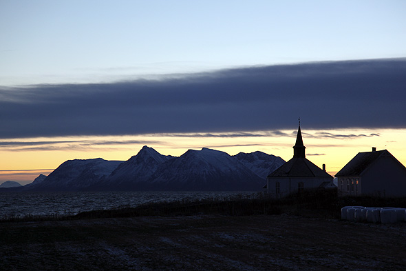 Dverberg-kirka, menighetshuset og Grytøya